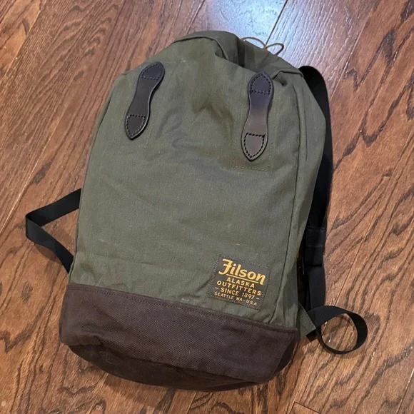 Like new condition Filson Canvas Daypack Backpack in Otter Green - Picture 1 of 5